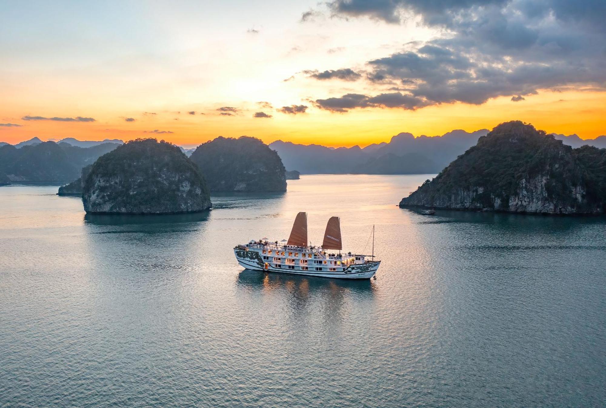 Indochina Sails Ha Long Bay Powered By Aston Hotel Exterior photo